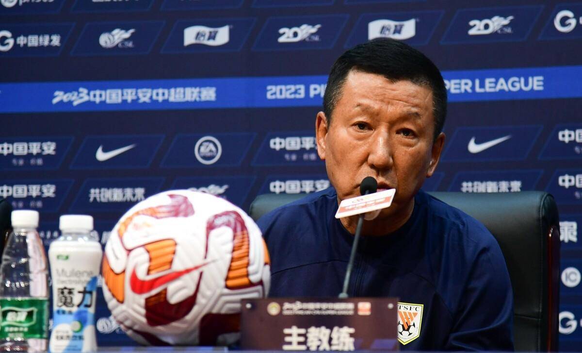 主教练临危受命，成功带领球队逆转局面