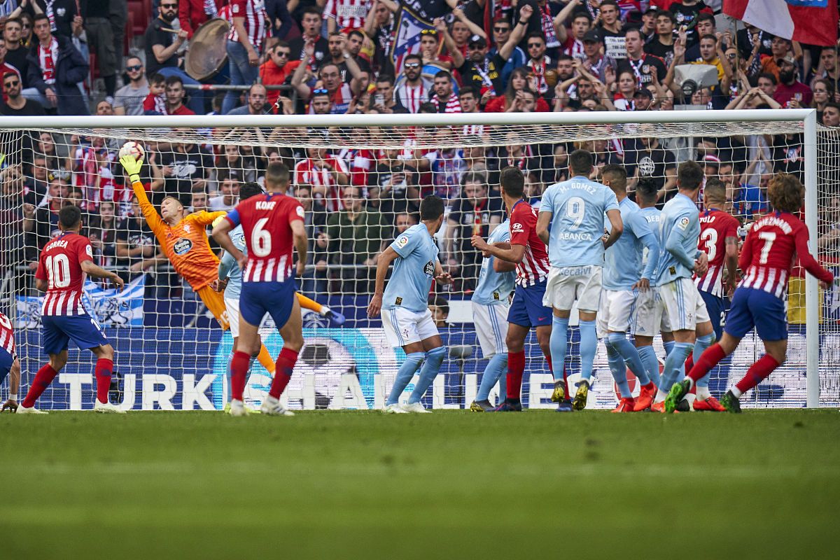 世俱杯赛程-两支球队在比赛中展开激烈对决