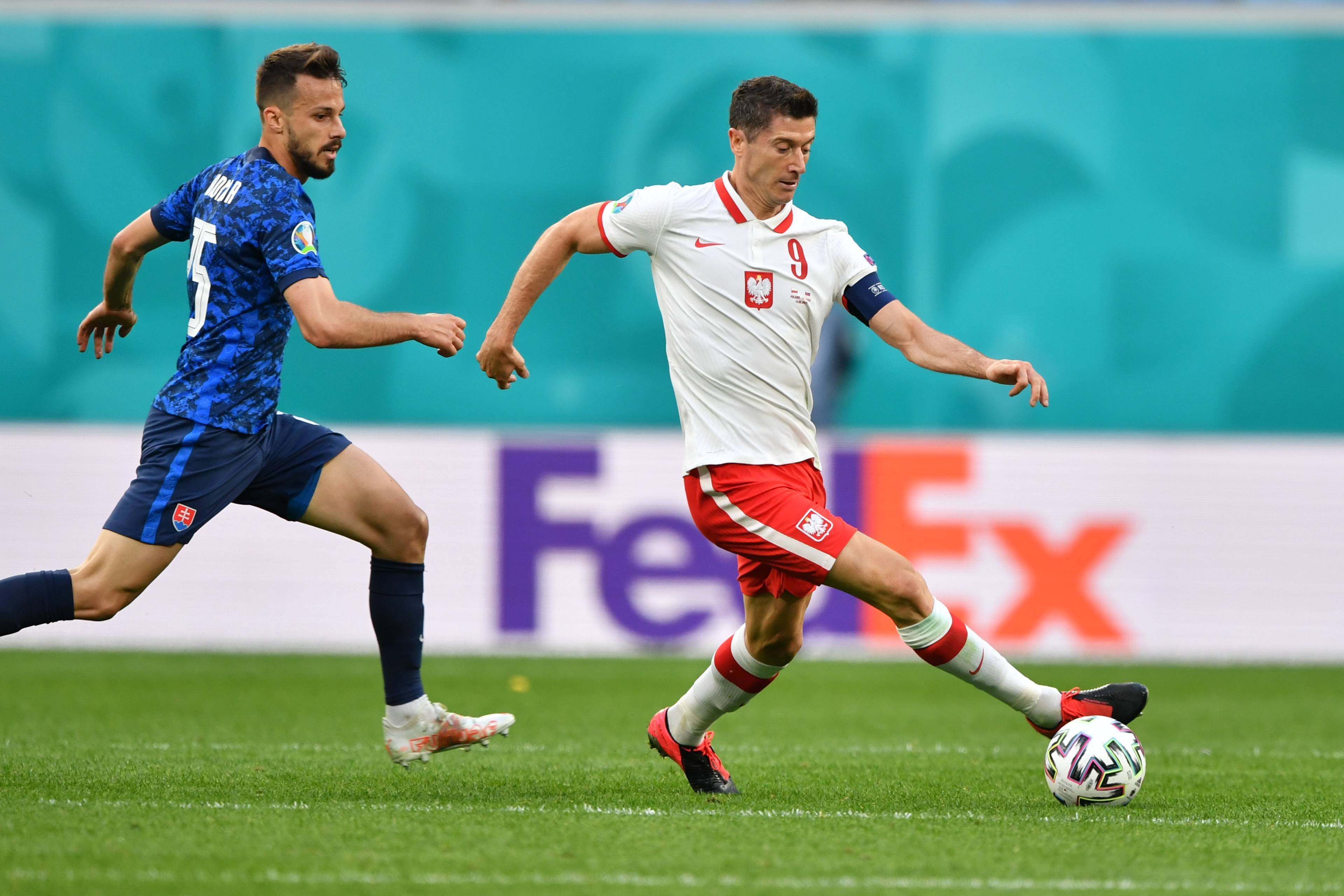 足球赛事激烈较量令人过目不忘