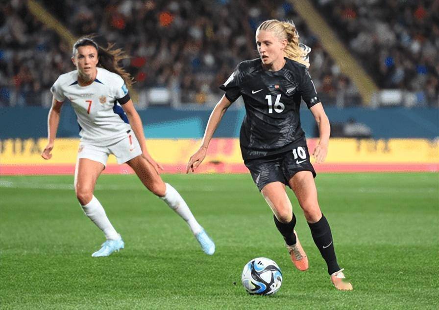 新西兰女足队员取得进球，助力球队胜利