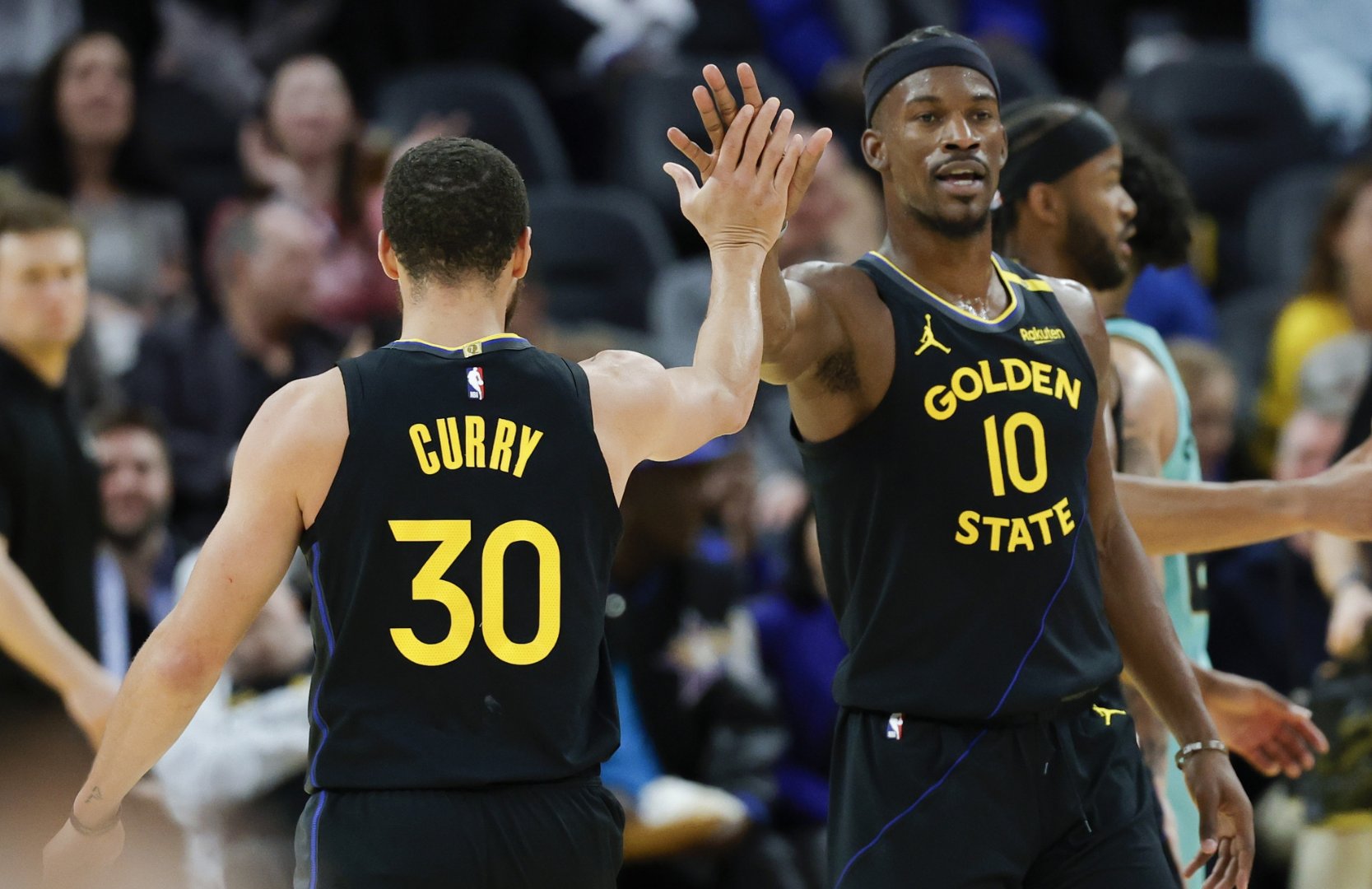 勇士联手确保连胜，库里格林风火轮继续引领球队