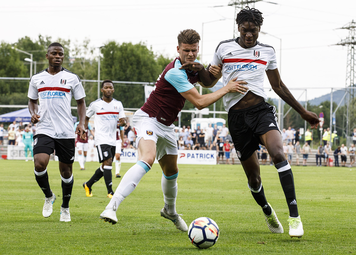 富勒姆客场不敌奥克姆，继续领跑