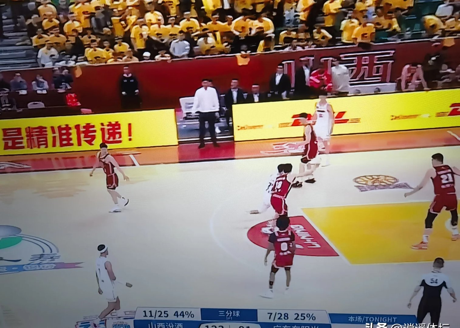 勇闯淘汰赛！球队逆袭晋级，球迷欢呼