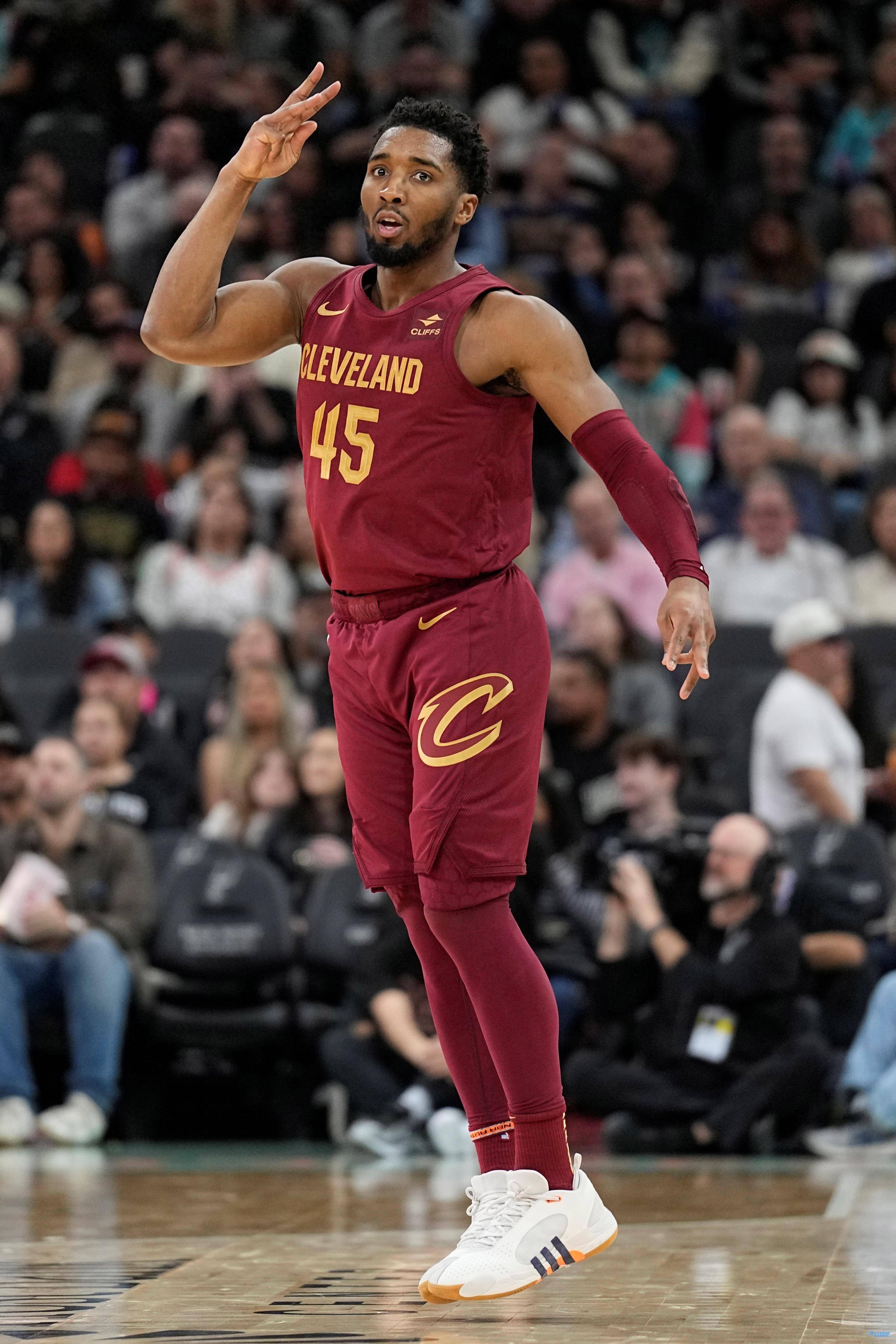 世俱杯决赛-雄鹿战胜湖人,势如奔雷无可阻挡