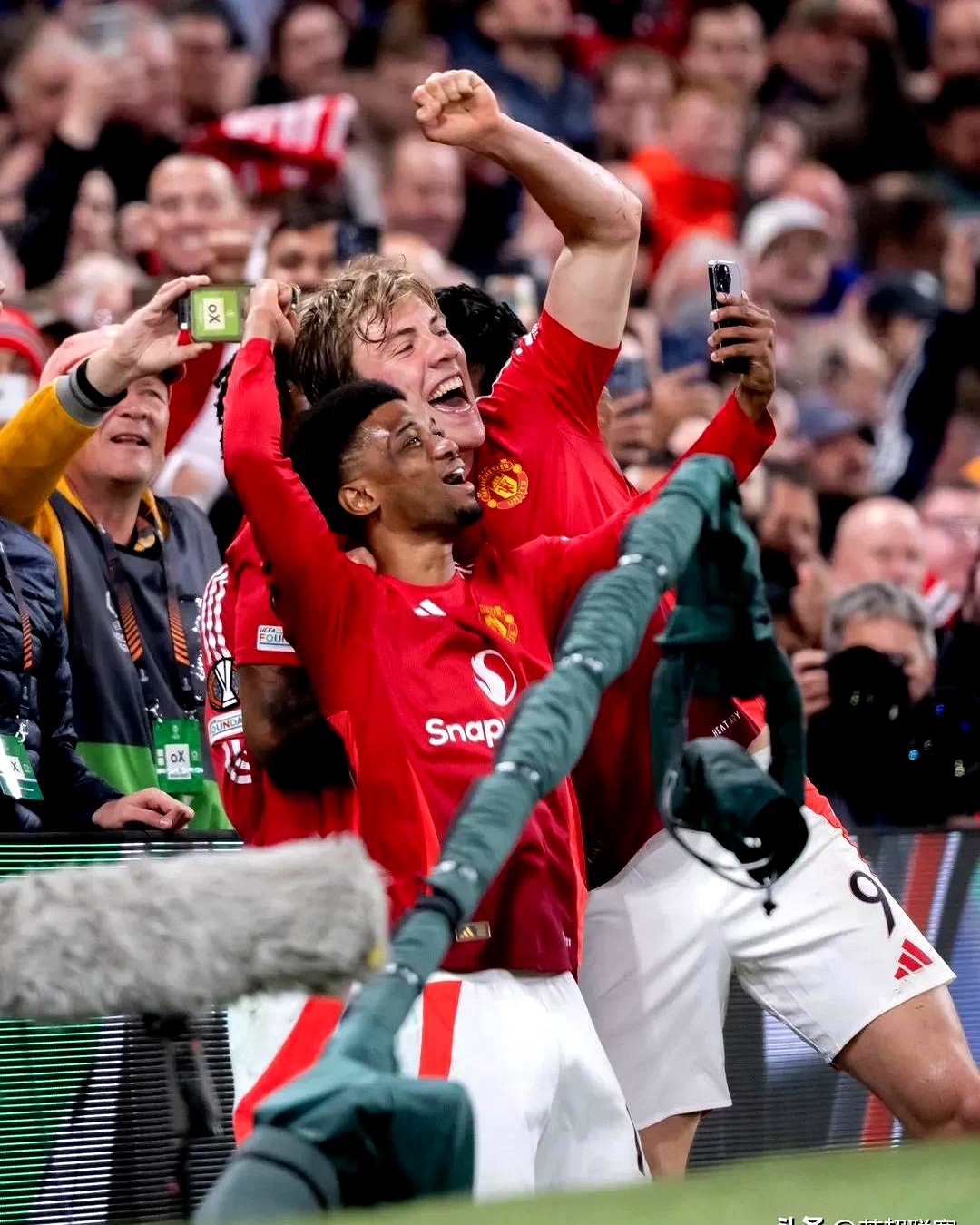 世俱杯冠军-热刺主场迎战曼联,球迷士气高涨助威场面火爆