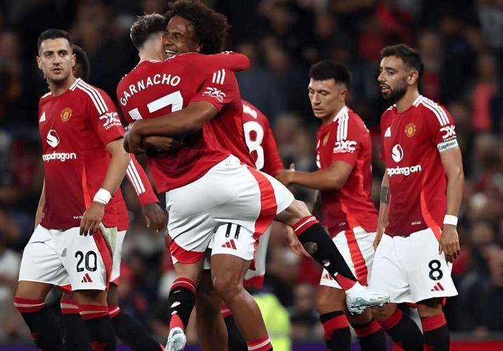 热刺主场迎战曼联，球迷士气高涨助威场面火爆