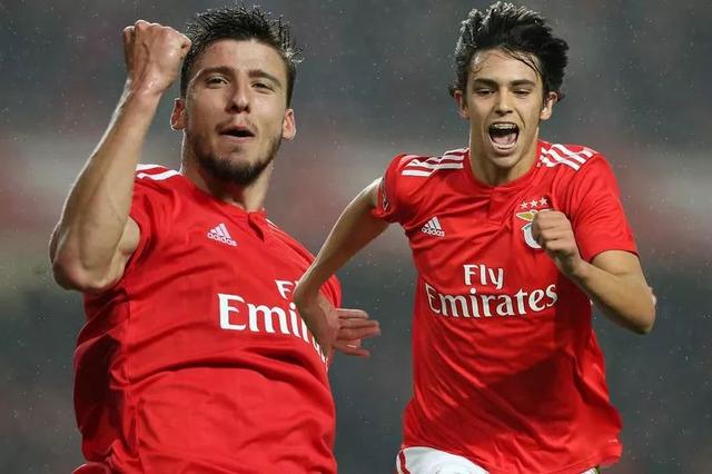 世俱杯决赛-瓦朗谢纳足球俱乐部主帅指导有方,队员士气高昂