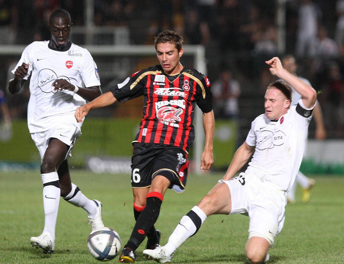 瓦朗谢纳足球俱乐部主帅指导有方,队员士气高昂 瓦朗谢纳足球俱乐部主帅指导有方,队员士气高昂