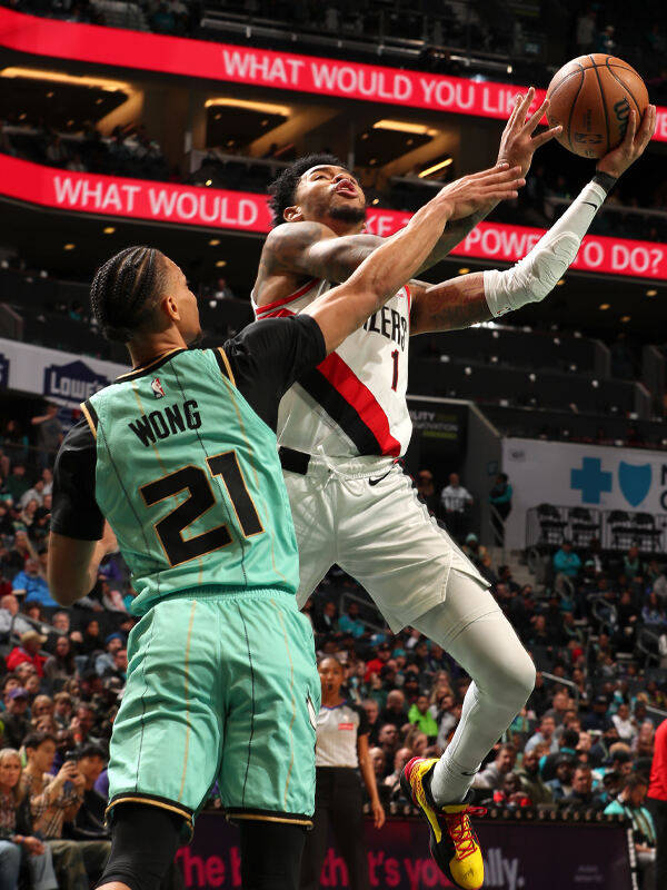 爵士主场击败开拓者,取得九连胜 爵士主场击败开拓者,取得九连胜