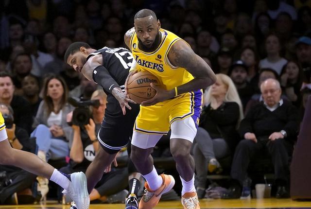 湖人大胜掘金,取得三连胜 湖人大胜掘金,取得三连胜