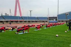 顽强拼搏,不怕困难的球员们 顽强拼搏,不怕困难的球员们