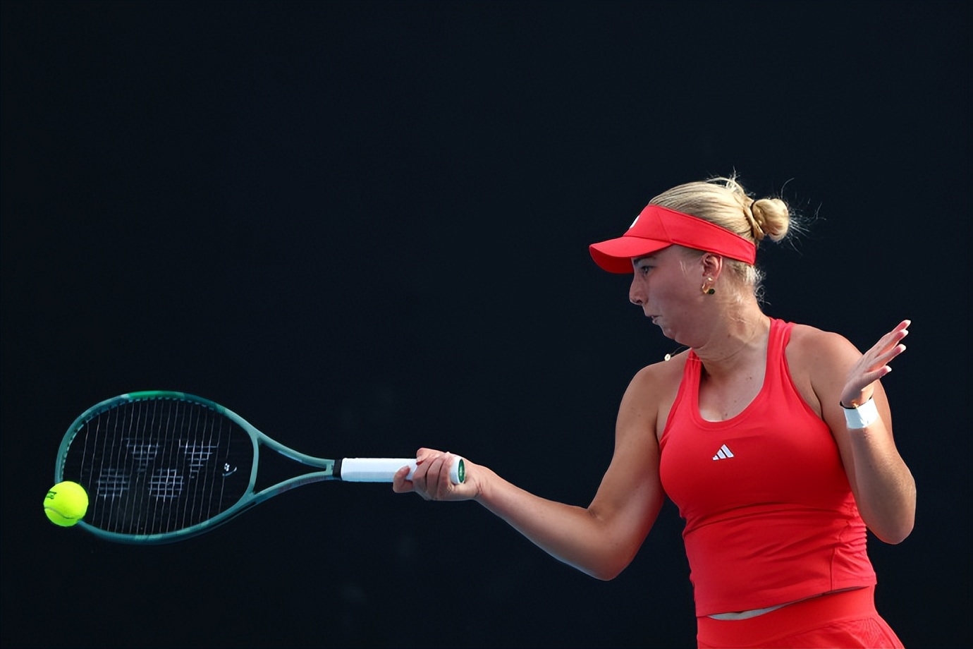 世俱杯改制-澳洲选手在网球比赛中实现反差优势,达到冠军