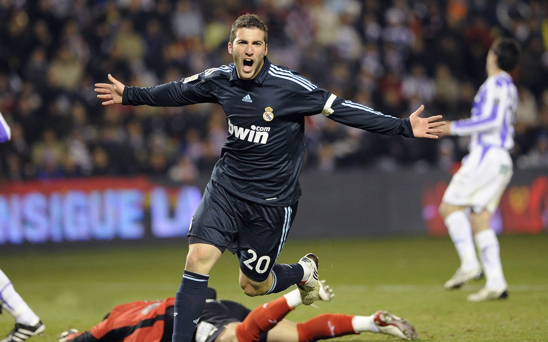 街道暗网与代码行者,当迪亚斯在F1的霓虹丛林中拒绝掉线